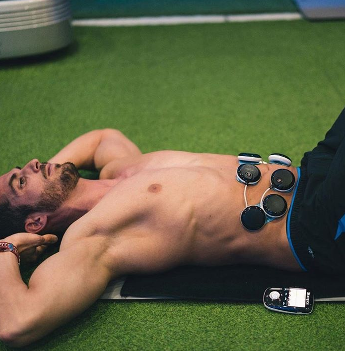 compexfrance's tweet photo. ⚡ #ExerciceDuJour 😉 Relevez simplement le buste et effectuez une légère rotation pendant la phase de contraction, ou enchaînez les répétitions 👊 #musclestim #trainingpartner #trainingwithcompex #workoutoftheday https://t.co/wyz2oh7RYL