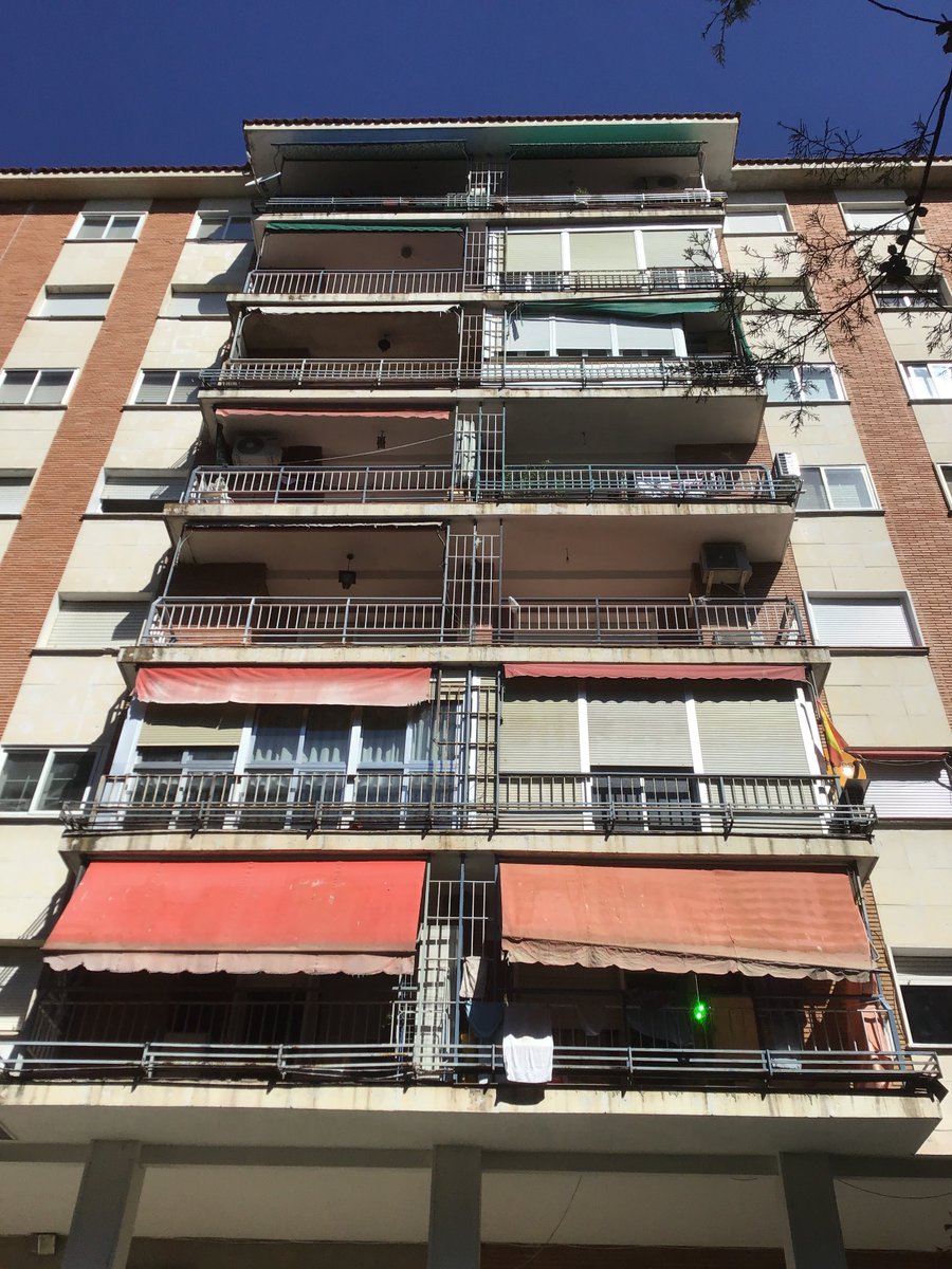 Mala pinta tienen estos balcones: material de revestimiento suelo y barandas oxidadas. Ahora nos toca realizar propuesta de reparación que conjugue la seguridad, la estética y la economía de la comunidad de propietarios.