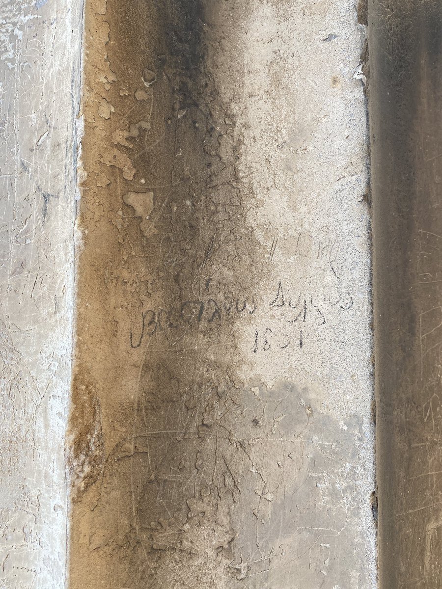 This time, I did a bit of exploring w the  #graffiti left by early visitors to the temple.Most of the preserved examples are carved into the marble, but where there’s plaster preserved in the column fluting we see 200 year old (!) names written in pencil & pictures ships! – bei  Ναός Ηφαίστου (Temple of Hephaistos)