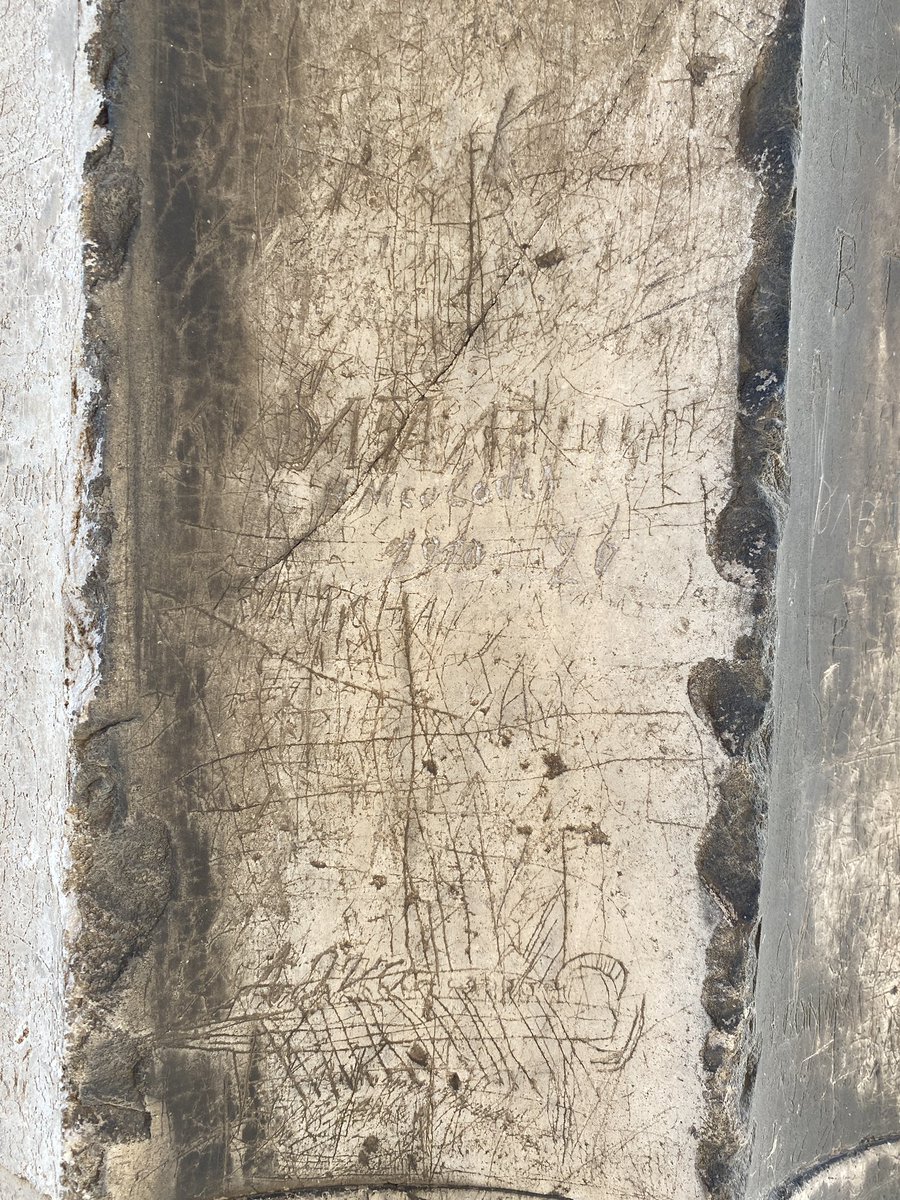 This time, I did a bit of exploring w the  #graffiti left by early visitors to the temple.Most of the preserved examples are carved into the marble, but where there’s plaster preserved in the column fluting we see 200 year old (!) names written in pencil & pictures ships! – bei  Ναός Ηφαίστου (Temple of Hephaistos)