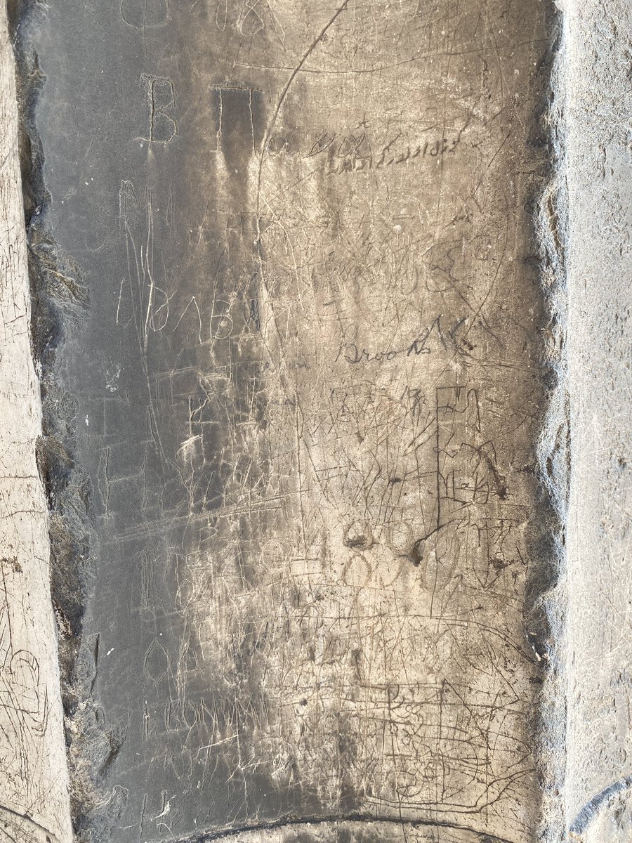 This time, I did a bit of exploring w the  #graffiti left by early visitors to the temple.Most of the preserved examples are carved into the marble, but where there’s plaster preserved in the column fluting we see 200 year old (!) names written in pencil & pictures ships! – bei  Ναός Ηφαίστου (Temple of Hephaistos)