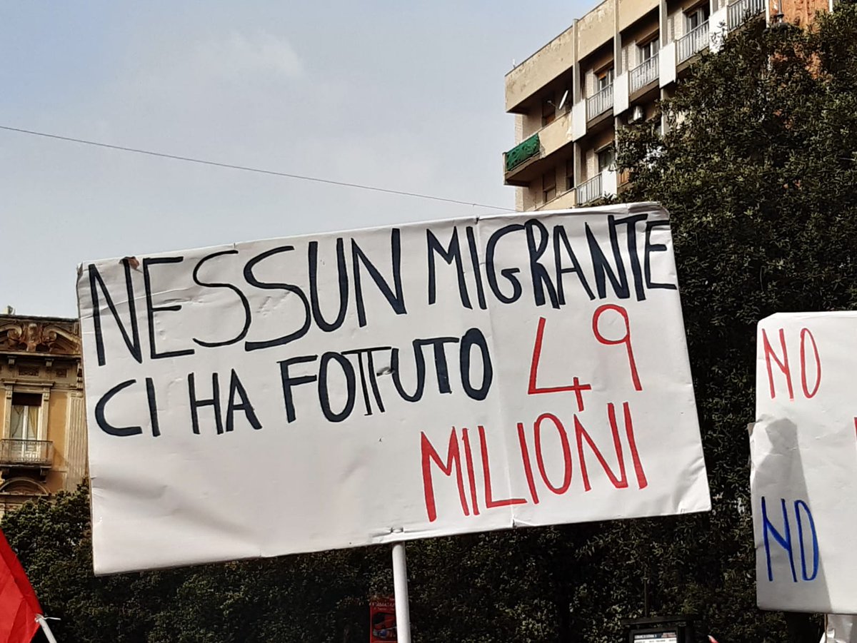 autoportante_'s tweet photo. l'accoglienza che Catania ha riservato stamattina a Salvini, ora a processo nella città 🥰 https://t.co/nH1eTubb8W