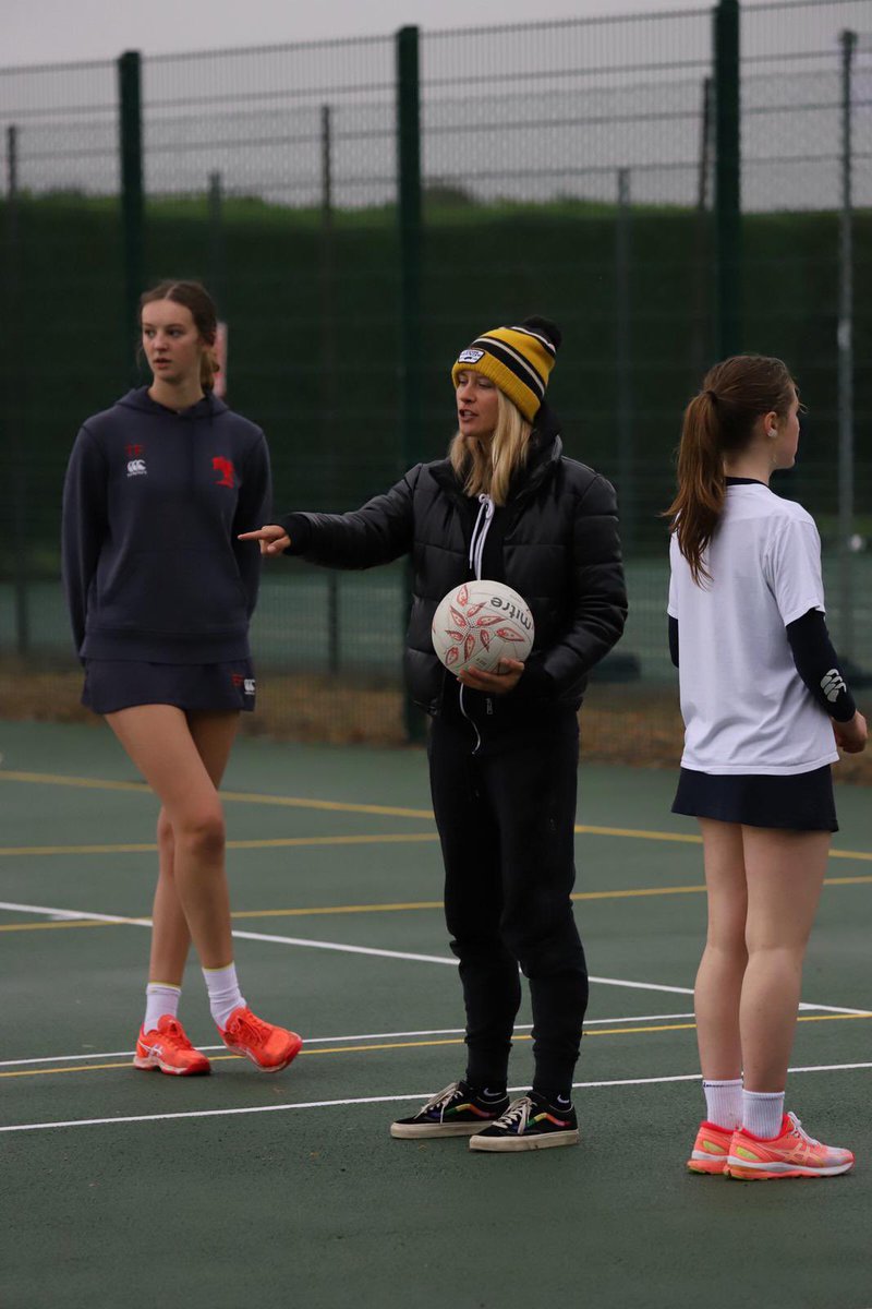 Hurst_Netball's tweet image. Fantastic morning despite the rain here @Hurst_College, @HurstSport as we welcomed @tamsingreenway for a coaching session for our years 9-13! A real treat 🙌🏻 Thank you #WeAreHurst
