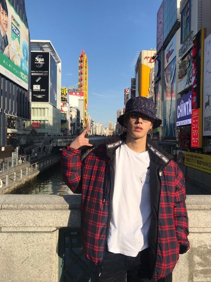 y/n is that type of girlfriend who will carry camera everywhere and secretly likes to take pics of her boyfriend yuta and save it for memories— a long thread   #NCT   #NCT127   #YUTA
