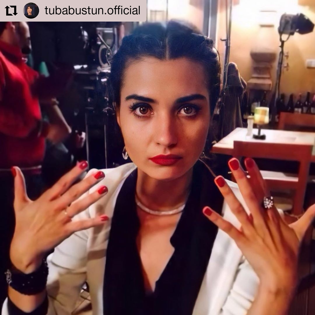 Tubabustunspain's tweet image. #Repost @tubabustun.official
😂 Saç, makyaj, kostüm devamlılık fotoğraflarını nereden buluyorsunuz?😳 Bundan sonra devamlılık fotoğraflarında daha havalı poz vermeye dikkat etmeliyim belli ki.. 😅 #setphoto #karaparaask
Eres tan encantadora!!!💅🏻❤💋 #TubaBüyüküstün