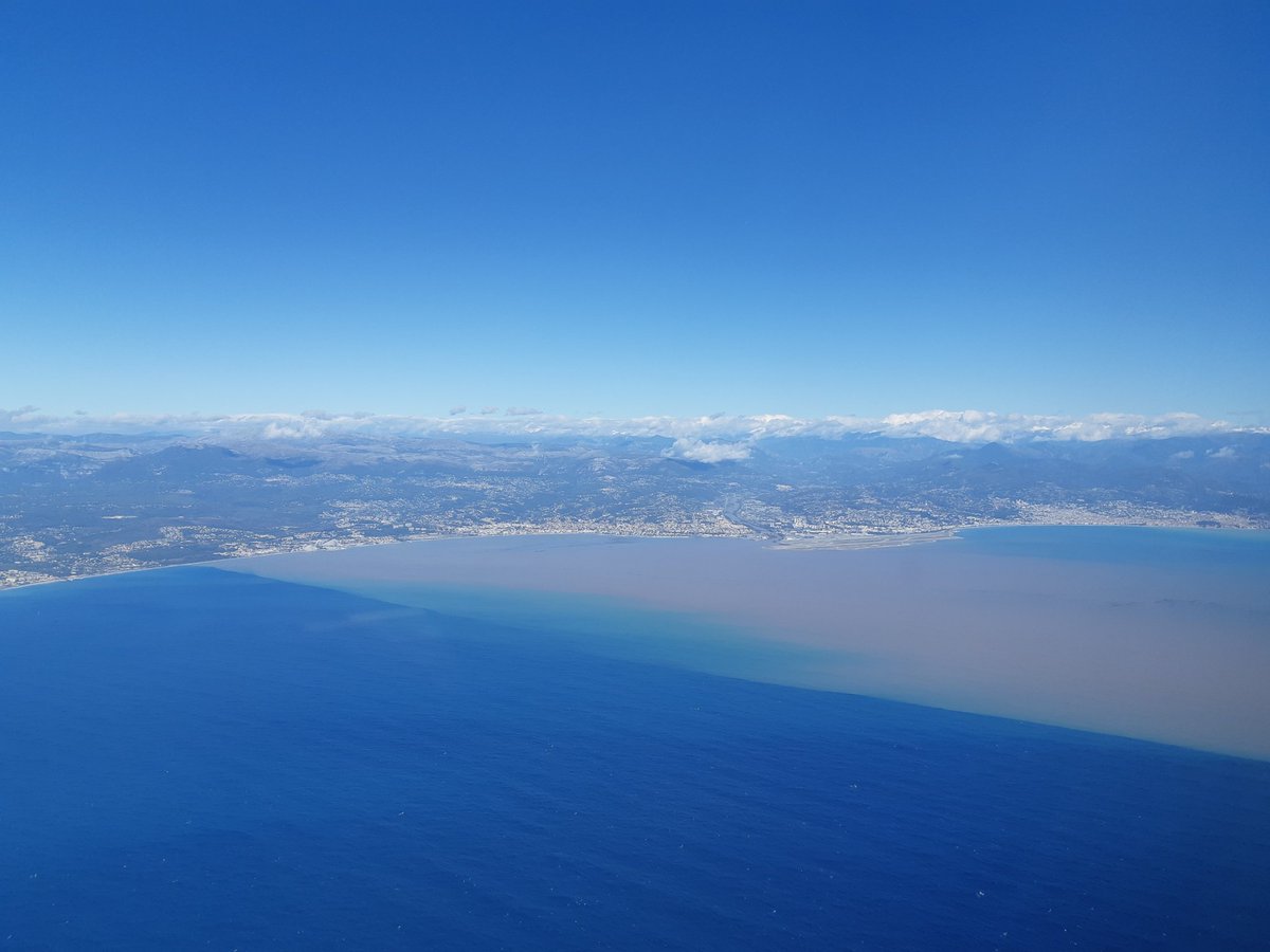 En survolant #Nice, le calme après la #TempeteAlex avec ces images impressionnantes des eaux boueuses du Var qui terminent leur course dans la Méditerranée.