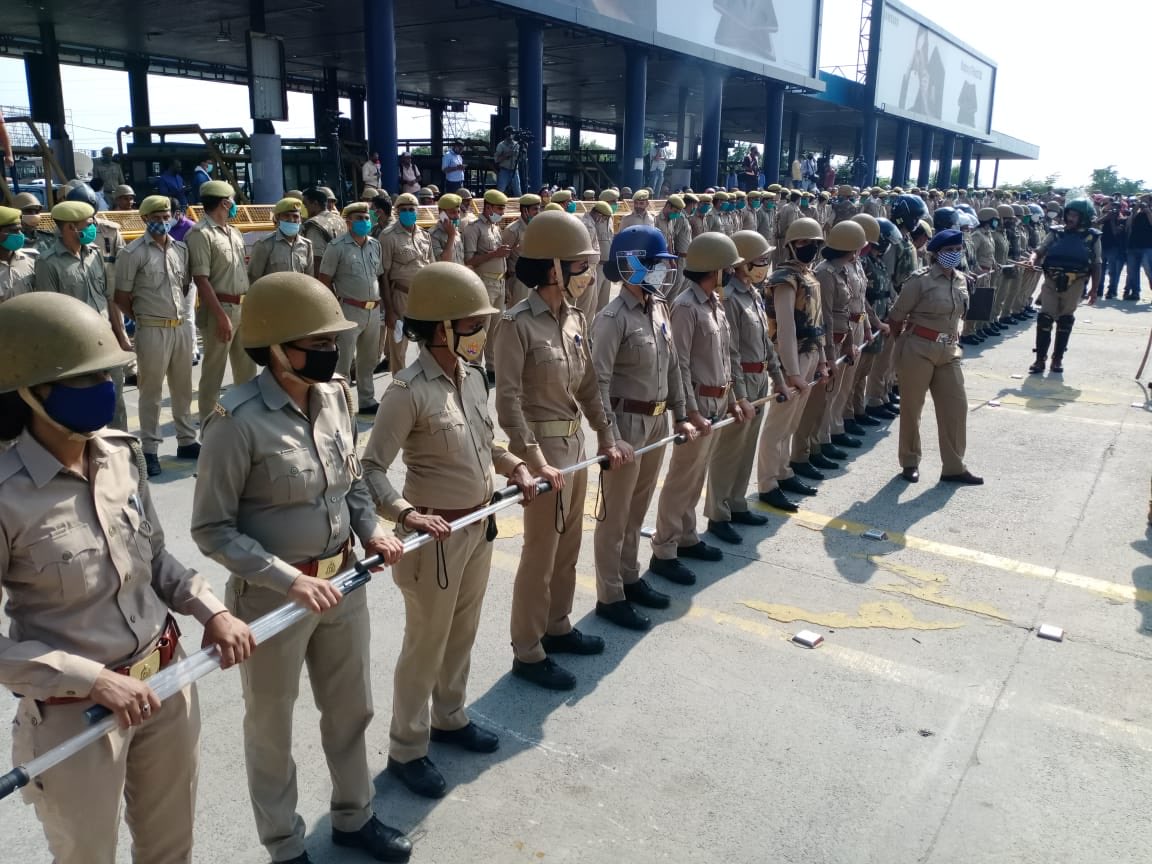 seemay's tweet image. Police in a state. #DND #ThousandWords