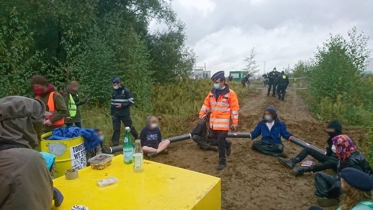 gastivists's tweet image. Tripod is up, arm tubes locked on, and people taking good care of one another at the @IneosWillFall @ASchaliegasvrij occupation 🚧🚧🚧 @INEOS plans to cut down 55 hectares of forest, to build a plastics factory, where US fracked gas would be used to produce plastic. We resist!!