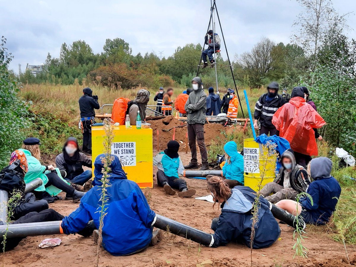 gastivists's tweet image. Tripod is up, arm tubes locked on, and people taking good care of one another at the @IneosWillFall @ASchaliegasvrij occupation 🚧🚧🚧 @INEOS plans to cut down 55 hectares of forest, to build a plastics factory, where US fracked gas would be used to produce plastic. We resist!!