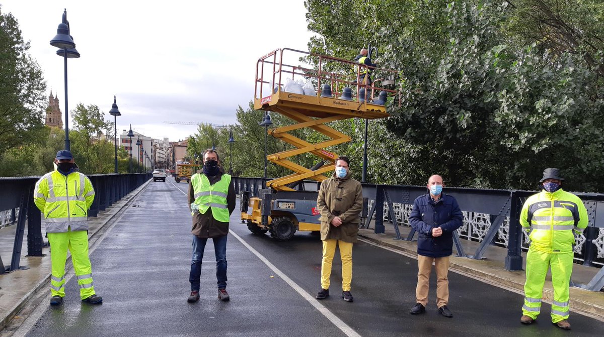 AytoLogrono's tweet photo. 🌉💡| Las luminarias del Puente de Hierro de #Logroño están siendo sustituidas este fin de semana por tecnología LED, una actuación de @lariojaorg. https://t.co/AwTqsdA6wp