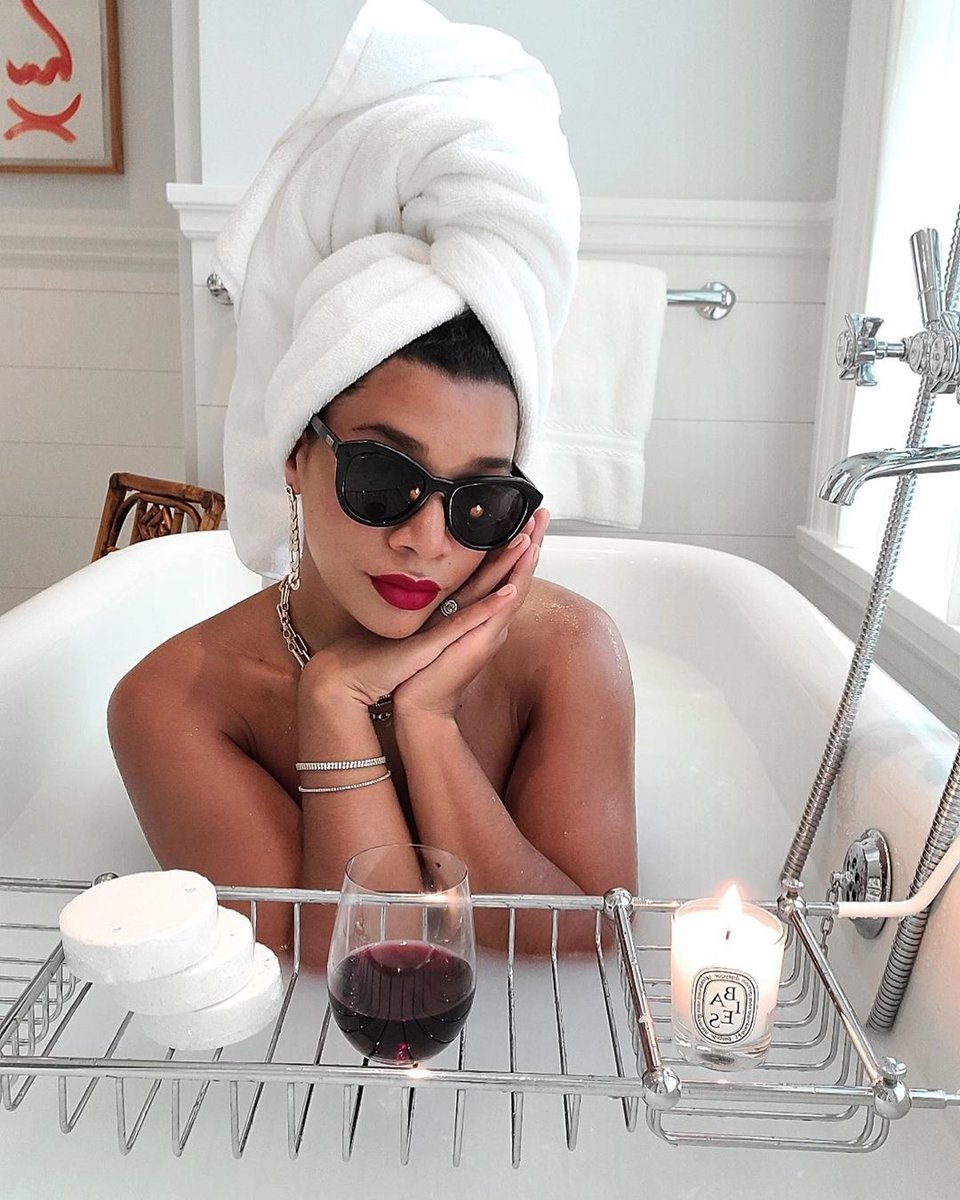 NailHQ's tweet photo. This is how our evening is going to look! (@hannahbronfman) 🍷

How are you spending your weekend? Happy Saturday lovelies ❣️

#nailhq #happysaturday #weekend https://t.co/YVE39tbOh7