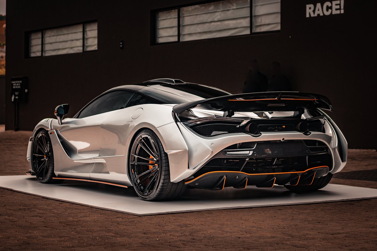 Peako Novitec 720S N-Largo – Matt Chameleon, édition Dealer, Vitrine, 1/18