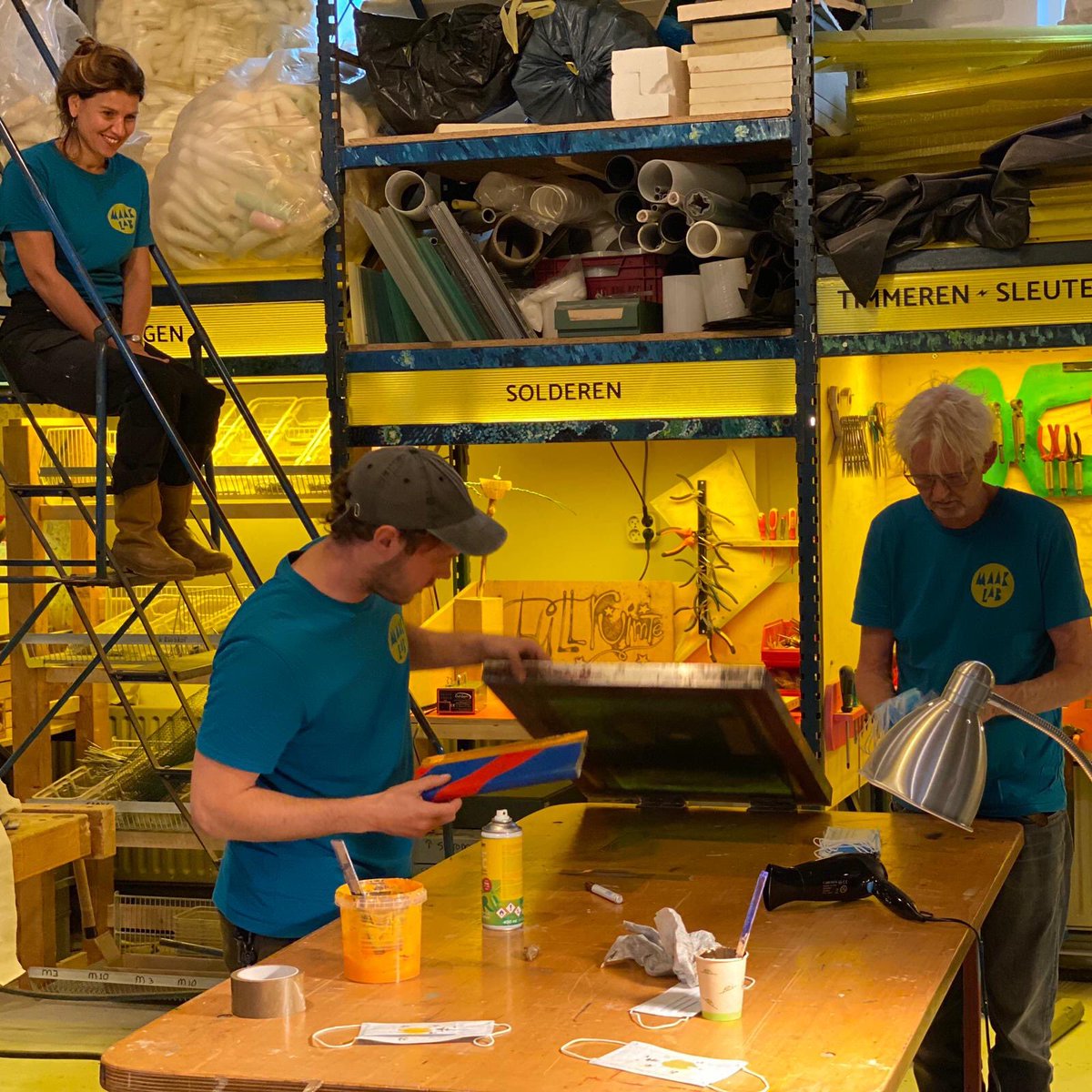 maak_lab's tweet photo. Week 40: Vrijdag Avond: Workshop zeefdrukken; verzorgd door onze team-experts Emile Onstenk en Gijs Verschoor! 

#GeenDagHetzelfde #BijOnsInDeWerkplaats

(fotografie: Silas)

(voor meer informatie over Maak-Lab: https://t.co/ixTjstVmSr) https://t.co/uMBNpqLQSS