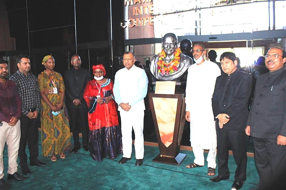 ANECNiger's tweet photo. Cette visite coïncide avec le 151e anniversaire de Mahatma Gandhi. Le diplomate indien a voulu honorer la mémoire de #Gandhi en déposant une gerbe de fleurs au pied de sa statue.
#Gandhi151
#GandhiJayanti
#India https://t.co/wu1d52AEhT