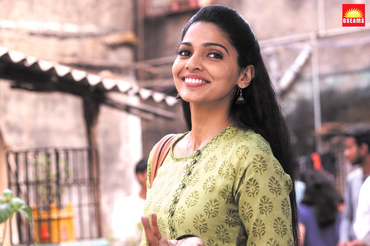 Describe @IAmPoojaSawant 's smile in one word.
.
#bts #behindthescenes #candid #Smile #actor #actorslife #entertainment #poojasawant #actress #shooting #gashmeermahajani #saurabhbhave #filmmarketing #director #producer #kartiknishandar #arjunsingghbaran