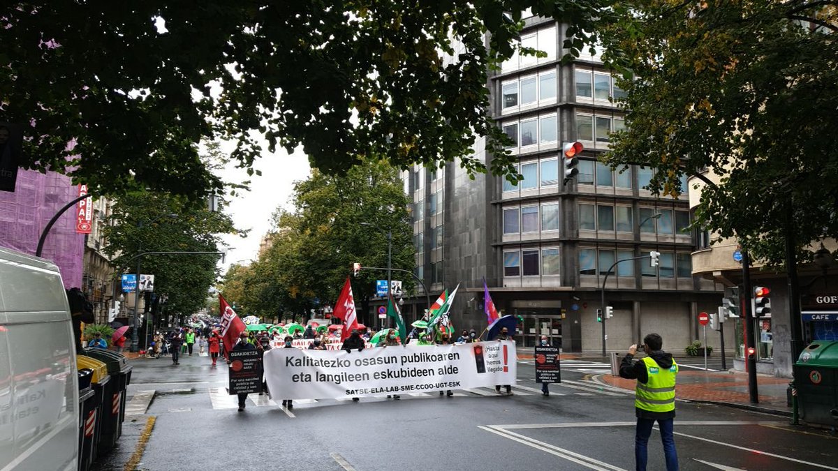 PodemosEuskadi_'s tweet image. 📢Hoy es un día para luchar contra la precariedad en la calle #CodoConCodo con las y los profesionales de #Osakidetza 

👩‍⚕️Para defender una #AtenciónPrimaria y una #SaludPública es imprescindible cuidar las condiciones de trabajo de sus profesionales.
