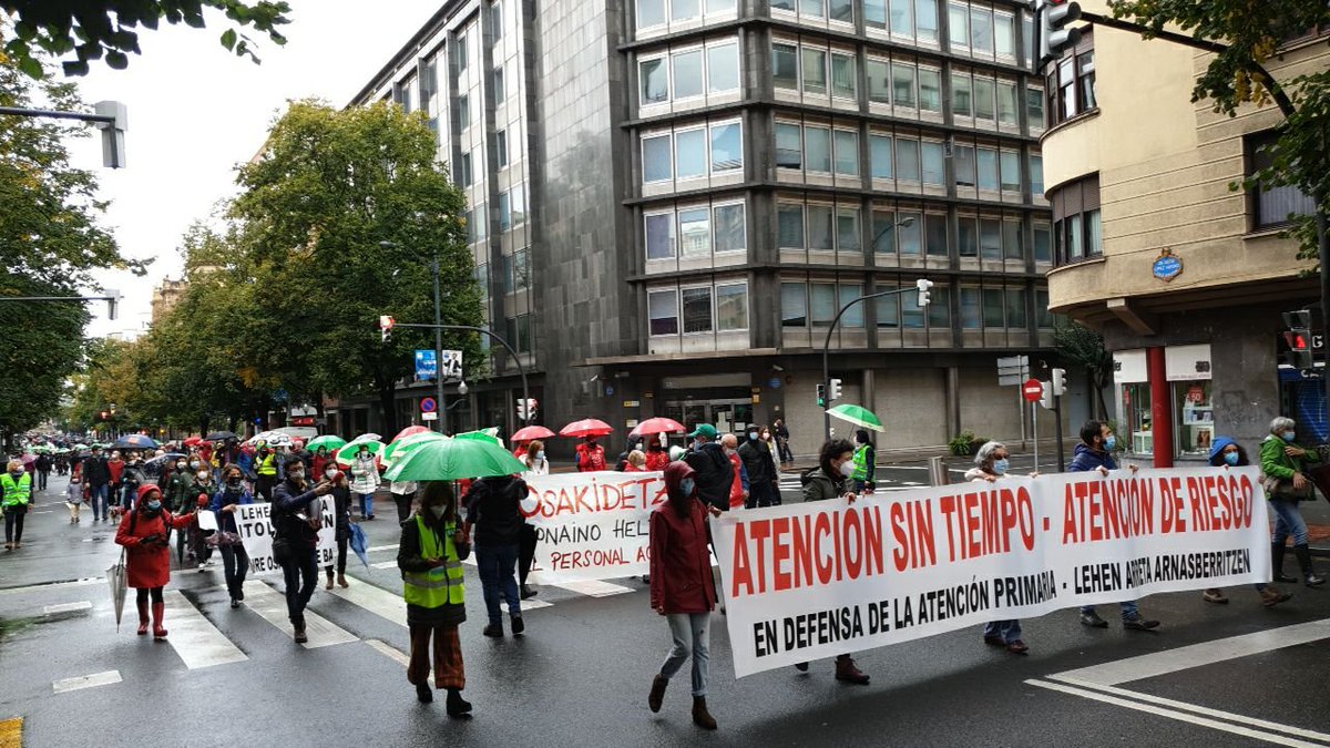 PodemosEuskadi_'s tweet image. 📢Hoy es un día para luchar contra la precariedad en la calle #CodoConCodo con las y los profesionales de #Osakidetza 

👩‍⚕️Para defender una #AtenciónPrimaria y una #SaludPública es imprescindible cuidar las condiciones de trabajo de sus profesionales.