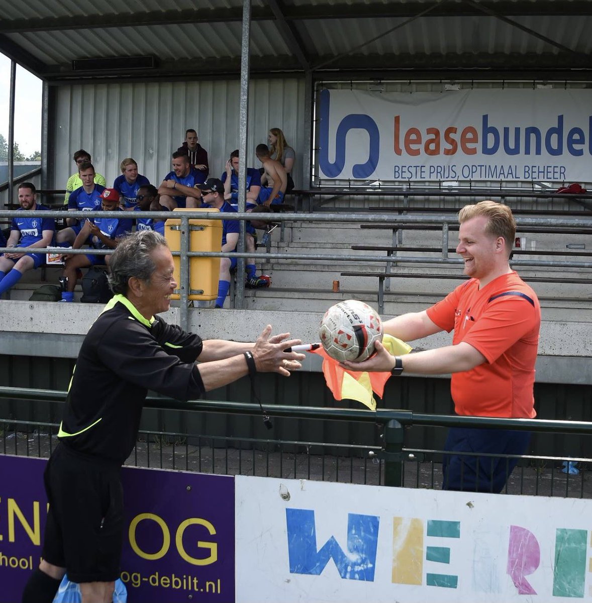 fcdebilt's tweet photo. Omdat 𝐝𝐞 𝐖𝐞𝐞𝐤 𝐯𝐚𝐧 𝐝𝐞 𝐒𝐜𝐡𝐞𝐢𝐝𝐬𝐫𝐞𝐜𝐡𝐭𝐞𝐫 is gestart, zeggen we vandaag zowel on- als offline een keer extra: #ScheidsBedankt! 

Zonder jullie geen voetbal. 🙏 https://t.co/tMps5tUEB0