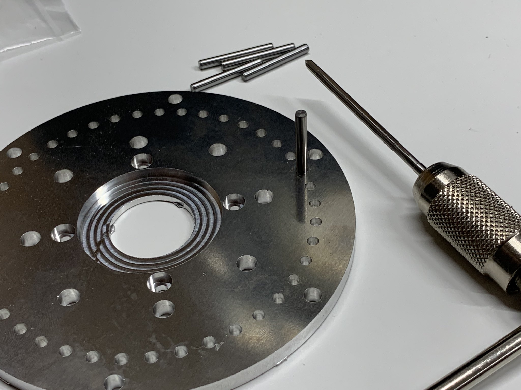 Tomo Makabe サイクロイド歯車と噛み合う部分 ベースの板は2 95mmで穴加工 それをリーマーで2 98mmに そこにピンを打ち込みます T Co O70ylj12k8 Twitter