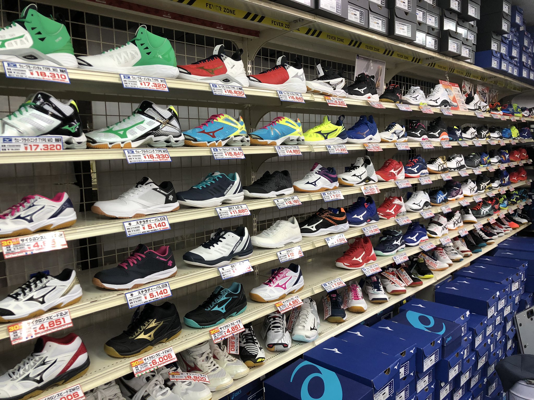 ときわスポーツ 町田アスリート館 バレー Twitter Da 念願のシューズの置き方にしました ヨーロッパのバレーショップを意識してます 他の売り場も見やすくなったんで是非是非お立ち寄り下さい ときわスポーツ 町田 バレーシューズ T Co Ttwythghwa