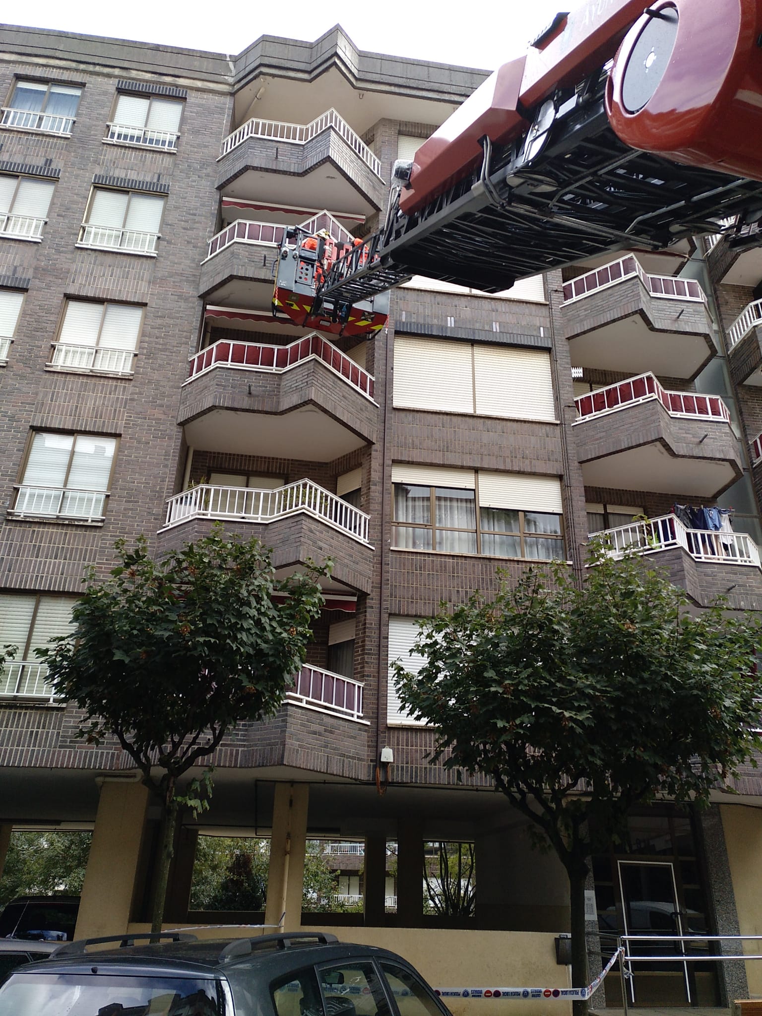 Bomberos Castro-Urdiales en Twitter: "Aviso de @policiadecastro a #Bomberos por caida de cascotes desde fachada C/Silvestre Ochoa https://t.co/j000jbo0cL" / Twitter