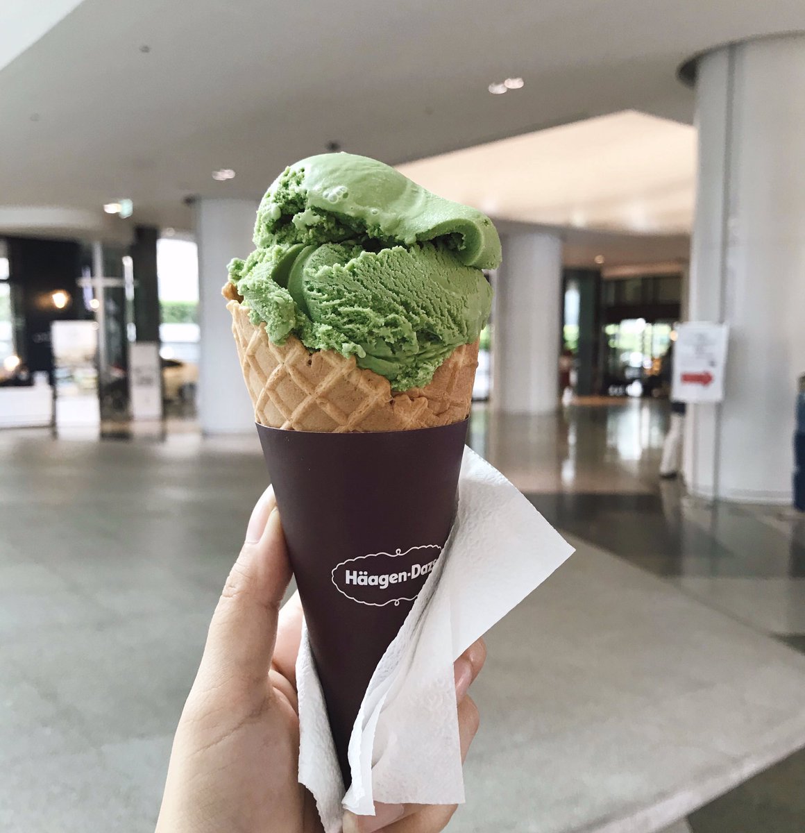 jeanthitirut's tweet photo. Haagen dazs โคนละ 65฿ ใช่ค่ะฟังไม่ผิด เพราะมีโปร 1 ฟรี 1 จะใส่ถ้วยหรือโคนก็ได้ค่ะ ✨แต่แนะนำให้สั่งโคน มันดีเหมือนเดิม
📍พิกัด Empire Tower ( โปรไม่ร่วมทุกสาขานะคะ) @aroii #อร่อยจนต้องรีวิว #อร่อยบอกต่อ #อร่อยไปแดก https://t.co/MMU3x8oXpb