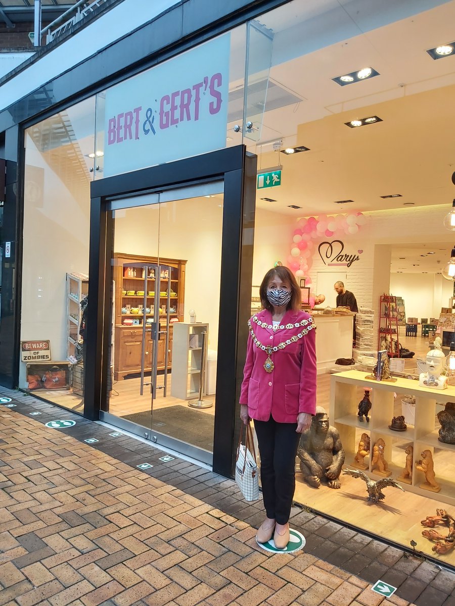Mayor_RoyalSC's tweet photo. The Mayor officially opened a new store in @scgracechurch @bertandgerts sell a range of arts &amp; crafts and provide space for independent businesses to trade from this store. In addition you will find fresh cakes, pet food, children's books and fashion 
@sutcoldfieldbid https://t.co/EScDW1xqih