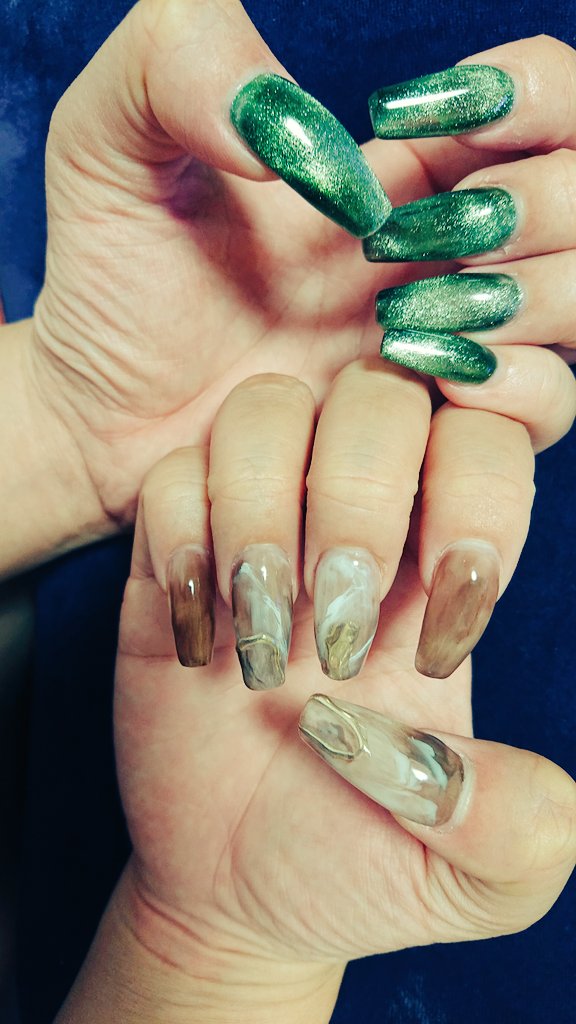 えりな 30thラニバ また可愛いからgalaxyのマグネットネイルしちゃったー 加工であれだけどカーキみたいな深い緑 と 茶マーブル ネイル 秋ネイル