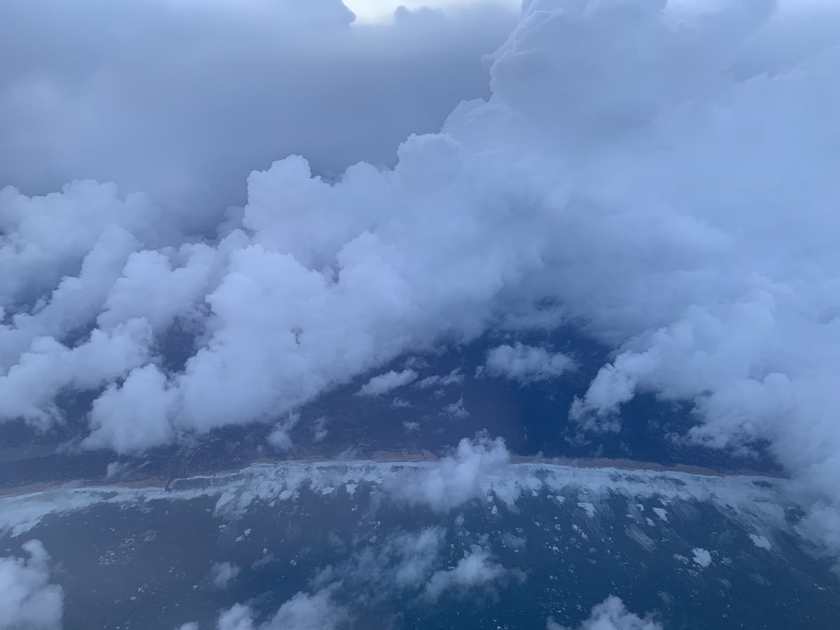 Un monde sans avion, c’est un monde barbare, replié sur lui-même, égocentré. Voyager en avion permet de décentrer son regard, c’est-à-dire de devenir plus humain. Nous rendrons l’avion écologique. (Biarritz ce matin) #AvionsEnLair