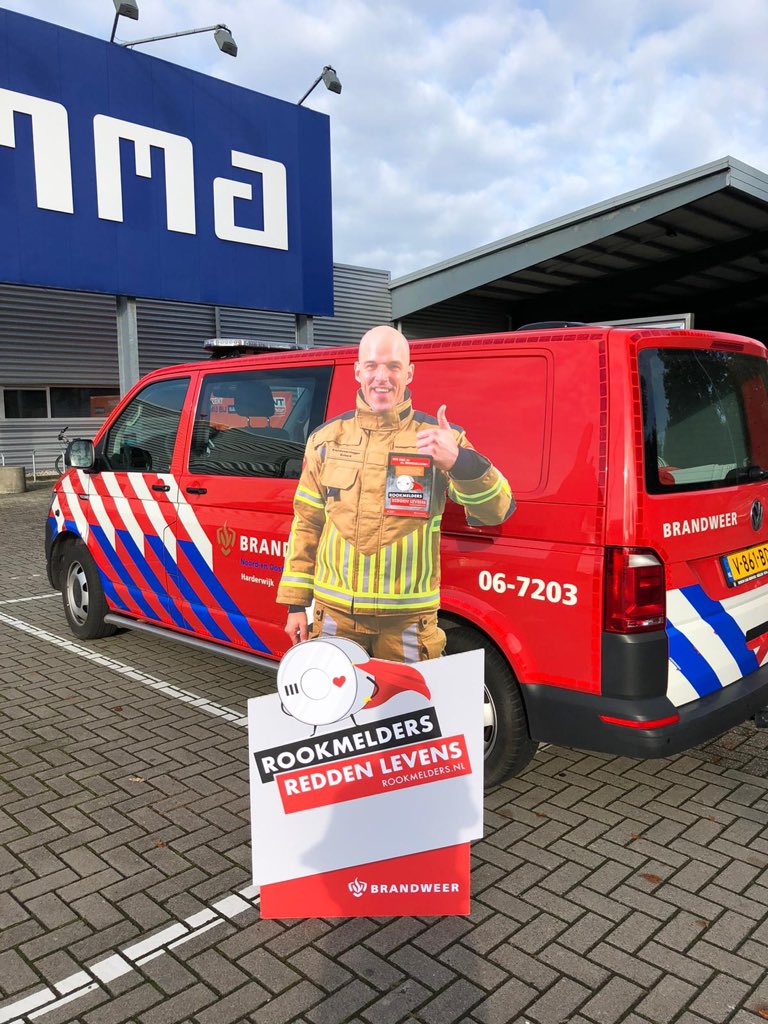 BVL_VNOG's tweet image. 𝙃𝙚𝙗 𝙟𝙞𝙟 𝙤𝙣𝙯𝙚 𝙧𝙤𝙤𝙠𝙢𝙚𝙡𝙙𝙚𝙧𝙢𝙖𝙣 𝙍𝙞𝙘𝙝𝙖𝙧𝙙 𝙖𝙡 𝙜𝙚𝙨𝙥𝙤𝙩? Hij staat bij diverse bouwmarkten. Maak een foto met hem, post dit op Twitter met #BPW2020VNOG erbij en maak kans op een leuk brandweerpakketje • En hang je rookmelder op! #rookmelders @VNOGregio