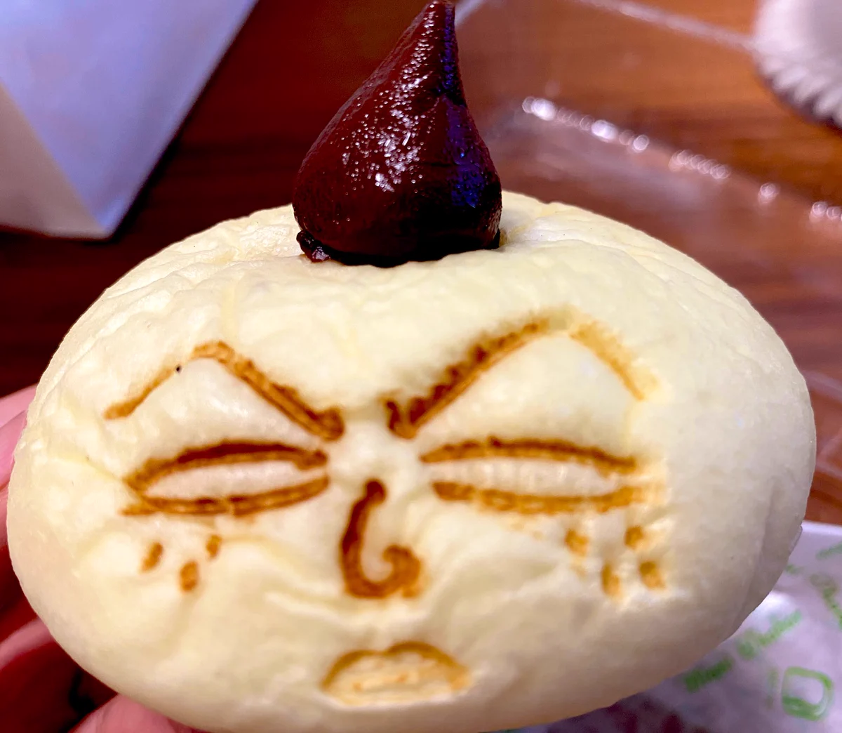 これは食べにくい…！ちびまる子ちゃんに出てくる「永沢くん」の頭部を模したパン…
