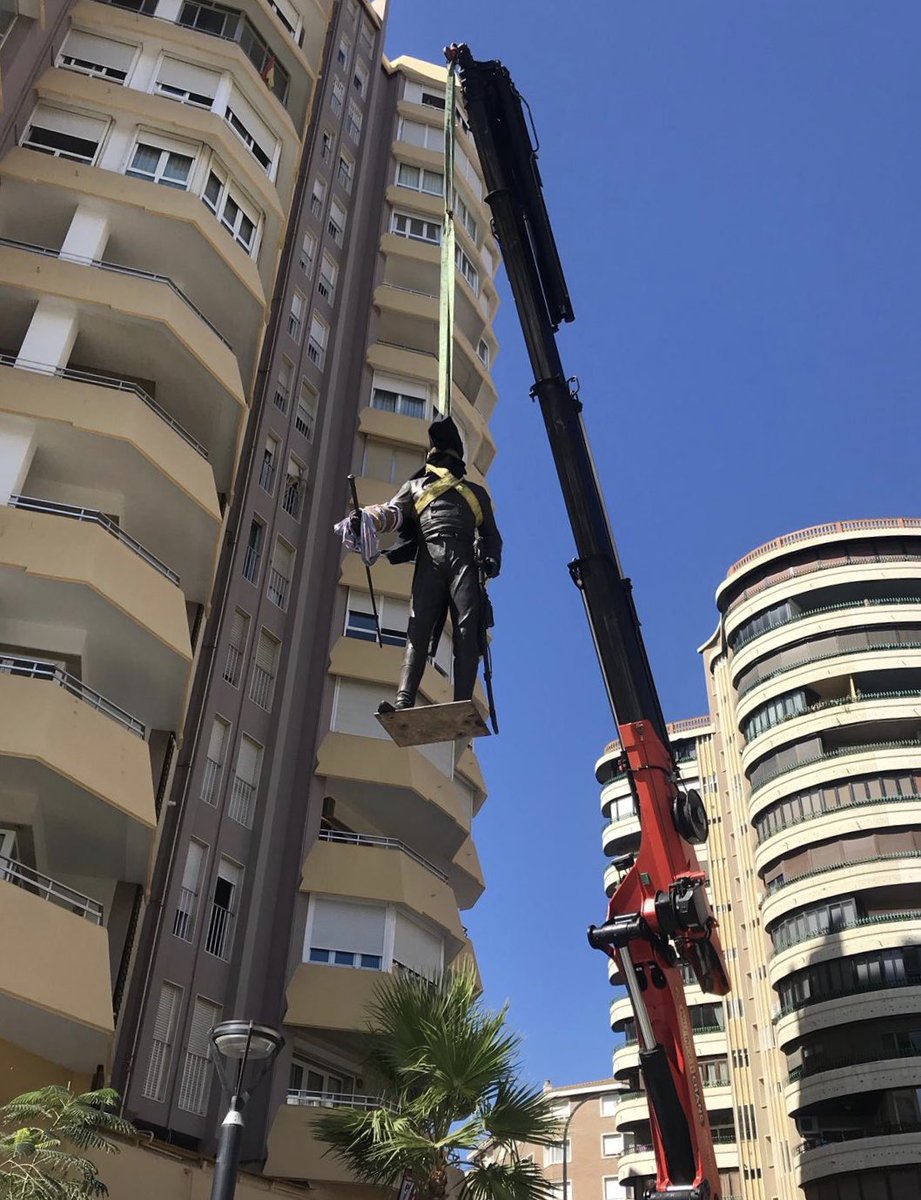 vega_ortega's tweet photo. Se cumple un año de la inauguración de la escultura-homenaje a Teodoro Reding en #malaga .

Aquí algunas imágenes curiosas de los intensos preparativos y días de instalación de la obra.

#monumento #escultura #arte https://t.co/S8W9jGfFo1