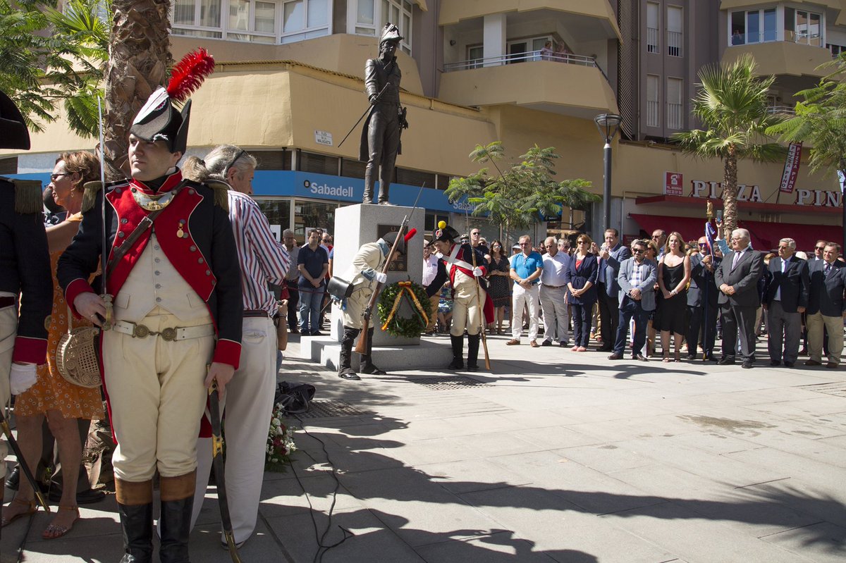 vega_ortega's tweet photo. Se cumple un año de la inauguración de la escultura-homenaje a Teodoro Reding en #malaga .

Aquí algunas imágenes curiosas de los intensos preparativos y días de instalación de la obra.

#monumento #escultura #arte https://t.co/S8W9jGfFo1