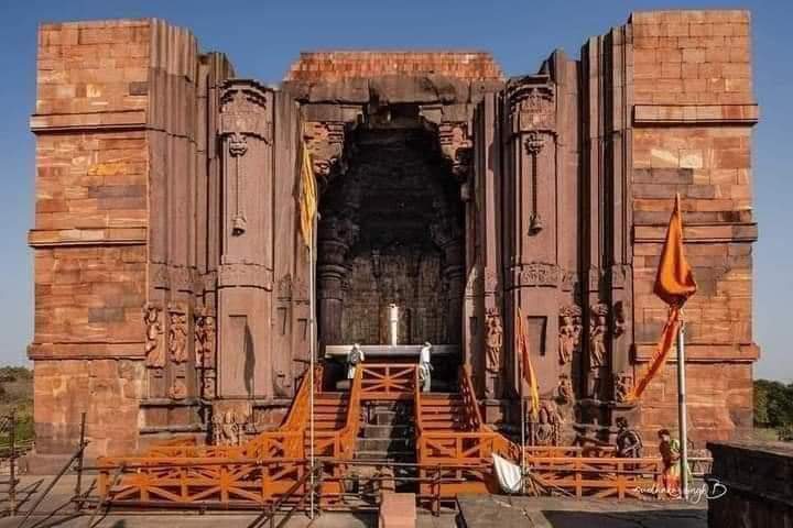 the garbha-griha due to its excessive weight. The keystone in such a grand shikhara would have to be very large and it would not have been able to hold the shikhara together. But with modern techniques grander shikharas can be achieved, particularly when almost all