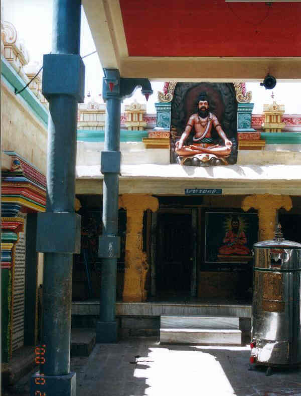 After Bogar Siddhar took ‘Nirvikalpa Samadhi’ or ‘Asamprajnata Samadhi’ – the highest form of Samadhi. There’s an opening at top of Palani hill, a cave like structure. It is believed that Bogar Siddhar used to meditate in this cave.  @wataboutery  @RajiIndustani  @aparnasridhar7