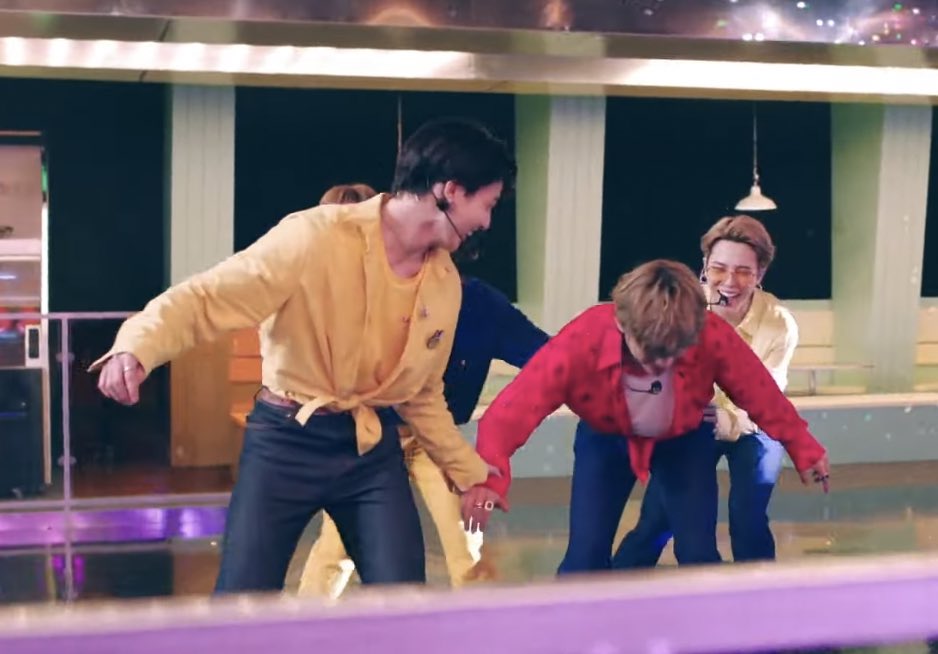 justamoon93's tweet photo. The most BTS thing I’ve ever seen. I’m not surprised for a millisecond that Jimin is holding Tae by his ass #BTSMONTH #BTSWEEK #BTSonFallon_D5 #BTSDynamite #DYNAMITE_PARTY #VMINKOOK https://t.co/He2mI5tMvi