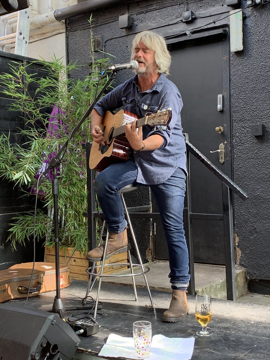 The I Am Kloot Club Badges have now raised 

£450 for @HelpMusiciansUK 

A BIG THANK YOU to everyone who has bought one.

I still have more, so send me a message if you'd like your very own.