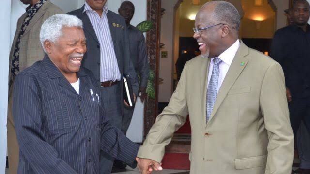 millardayo's tweet image. “Unajua Mzee Mwinyi aliniambia siri ya kuishi maisha marefu yeye ana miaka karibu 96 ni kuwa na Wanawake wawili, sasa mimi nina mmoja tu nikimaliza Urais nitaangaliaangalia kupata wa pili huku Zanzibar, nimeona mambo mazuri huku” -JPM akiwa Zanzibar
#MillardAyo2020