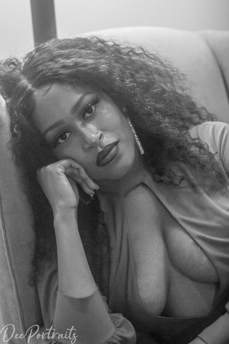 skinneeDee's tweet photo. Birthday beauty ❤️ @dynestee_                       📸 : @DeePortraits https://t.co/zno6Qru7Hv