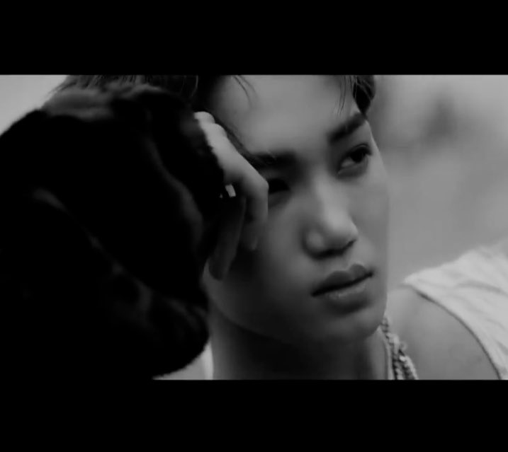 “Bu yarışın dönüşü yok sen de biliyorsun.”

“Oraya çıkacağım Jongin.”

“Kyungsoo bana hiç şans vermiyorsun. Eğer oraya çıkarsan seni yenerim.”

“Sonunda ağlayan sen olacaksın Jongin.”