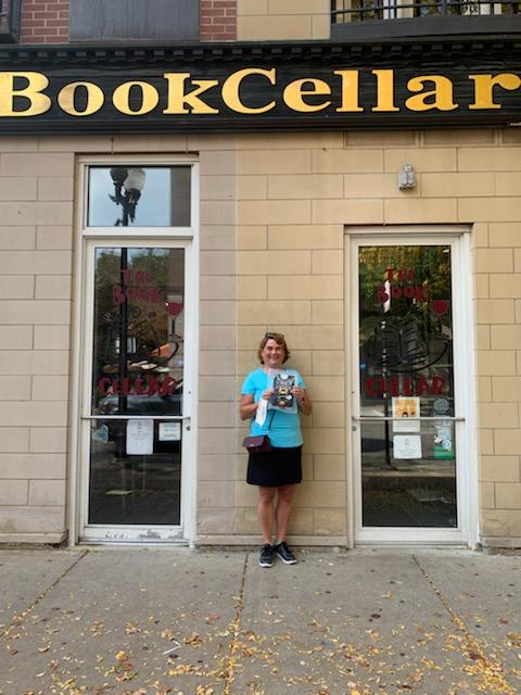 Hey <a href="/lindsayncurrie/">Lindsay Currie</a>! Since I flew into Chicago from <a href="/cougarslibrary/">CatonsvilleMSLibrary</a> , I just had to stop into <a href="/BookCellar/">Book Cellar</a> to pick up my own autographed copy of #scritchscratch.