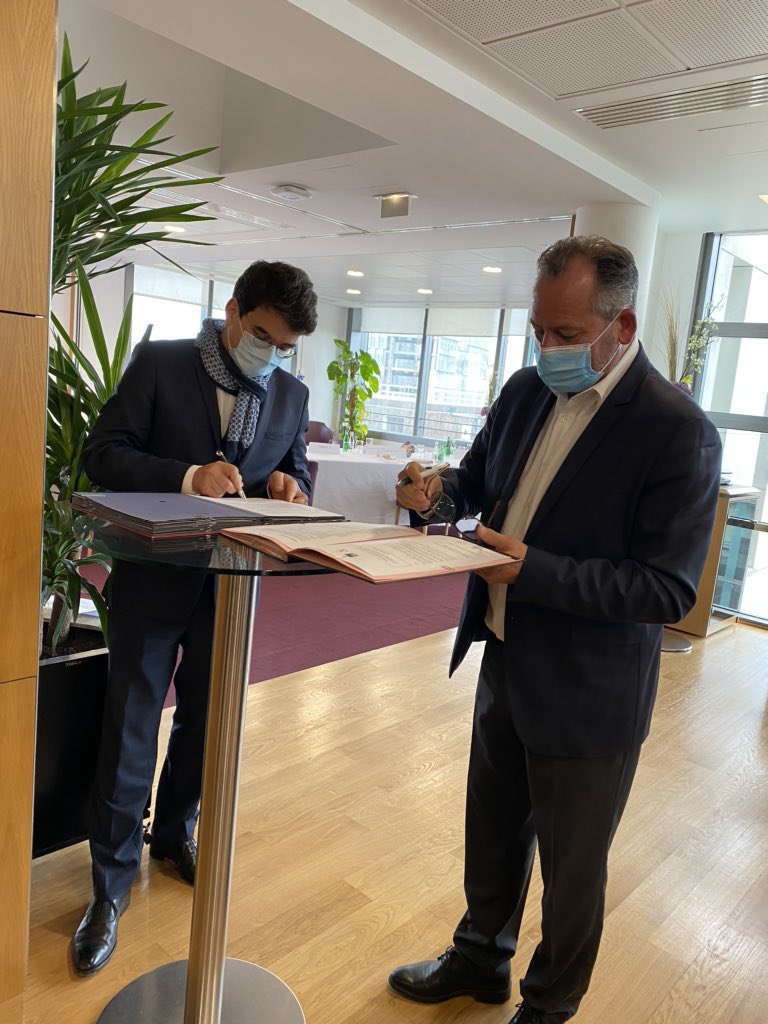 Commission Générale Nationale avec le <a href="/SyndicatReussir/">REUSSIR</a> et la Direction <a href="/AXAFrance/">AXA France</a>  au terme de laquelle se sont signés des protocoles affirmant la confiance envers le réseau des #AgentsGeneraux <a href="/SuinThierry/">thierry suin</a> <a href="/RGauttier/">GAUTTIER Rémi</a> <a href="/Jacques2Peretti/">Jacques de Peretti</a> <a href="/guiborie/">Guillaume Borie</a>