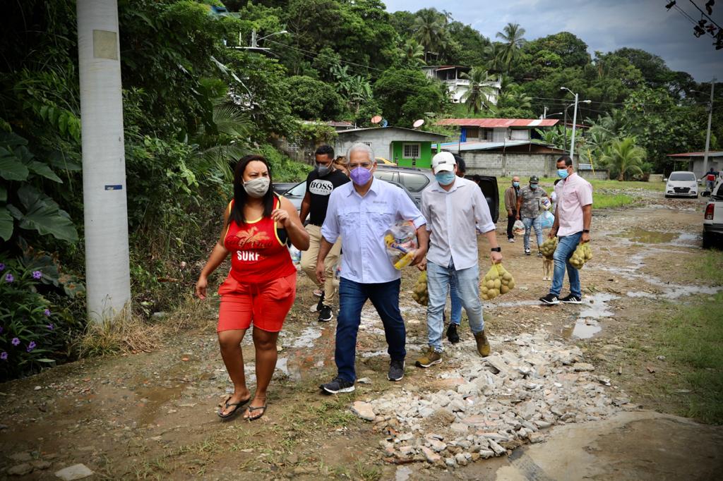 BlandonJose's tweet photo. La pandemia está lejos de terminar. En el Panameñismo, estamos activados, ayudando a los que más necesitan, donando mascarillas y alimentos, en la medida de nuestras posibilidades. Gracias a la @JuvePanamenista que ha estado dispuesta a colaborar a lo largo de todo el país. https://t.co/lYWe27o6Jp