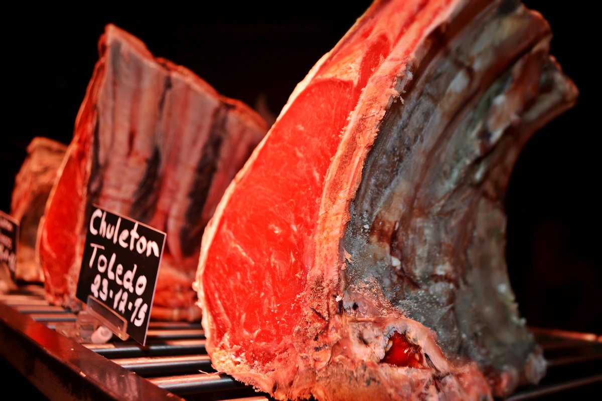 Recorrer la entrada del restaurante hasta llegar al expositor de carnes y ver esta maravilla…es incomparable. 

Reserva a través de nuestra web brunellis.com o llamando al 922 062 600.