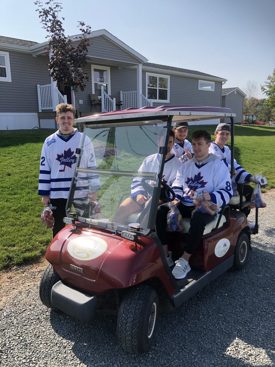 Some of your Valley Maple Leafs are out in the community today passing out apples to the homeowners at The Crossing in Windsor.  #valley #mapleleafs #thecrossing #brisondevelopments