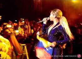 Beyoncé holding the Venezuelan flag!