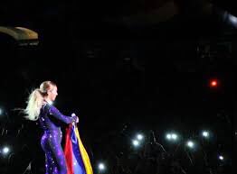 Beyoncé holding the Venezuelan flag!