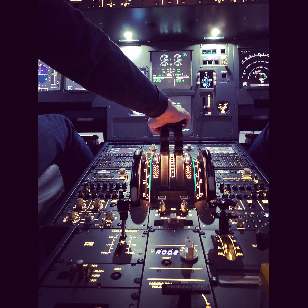 HannahVaughan91's tweet photo. Teaching your Dad to fly an Airbus A320 is the BEST way to spend a Saturday βΊοΈβοΈβ€οΈ #simulator #airbus #ihavecontrol #notheotherway #manchester #isthistherunway #pullupterrain #concentrationface https://t.co/uBzuOlDChh