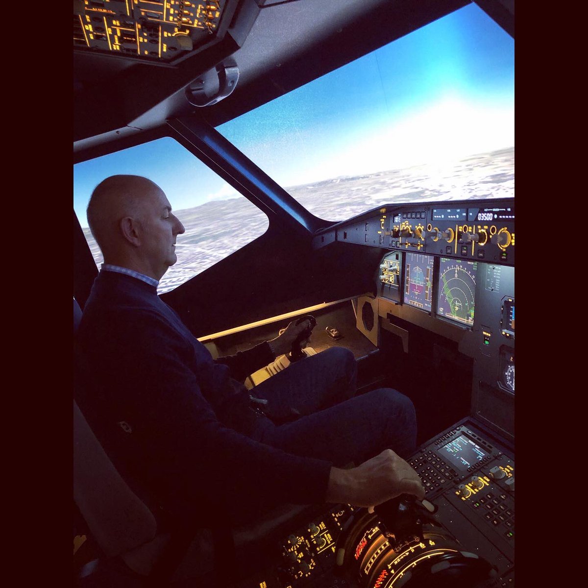 HannahVaughan91's tweet photo. Teaching your Dad to fly an Airbus A320 is the BEST way to spend a Saturday βΊοΈβοΈβ€οΈ #simulator #airbus #ihavecontrol #notheotherway #manchester #isthistherunway #pullupterrain #concentrationface https://t.co/uBzuOlDChh