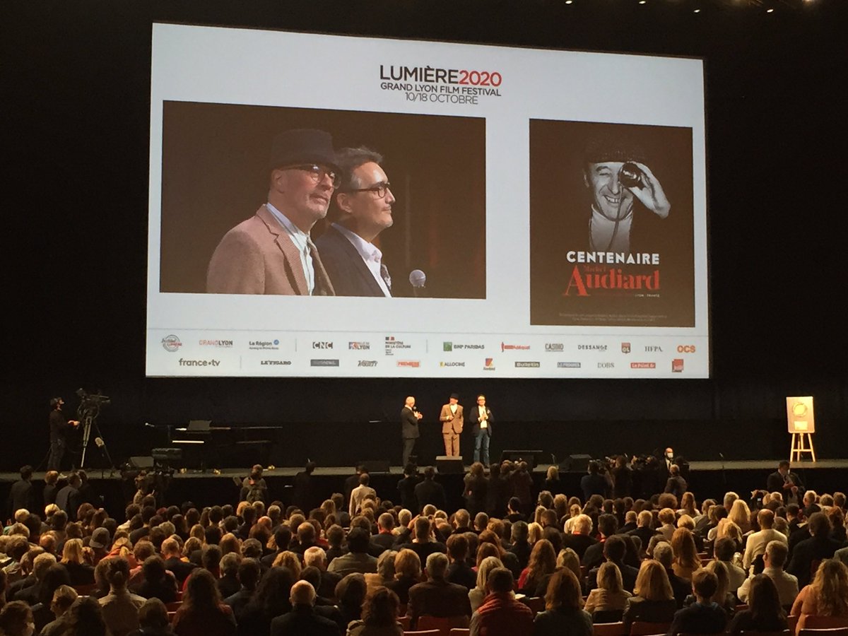mcrogister's tweet photo. Jacques Audiard et Stéphane Audiard réunis sur scène avant la projection des « Tontons flingueurs » en ouverture du @FestLumiere et à l’occasion du Centenaire Michel Audiard. @doc_cine #Lyon https://t.co/B5lKd8eThw